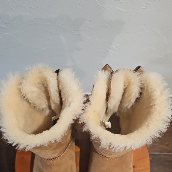UGG Cream Shearling Boots - Picture 2 of 8